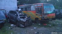 Peristiwa itu terjadi Kamis (18/6), pukul 11.40 WIB. Dua korban meninggal yakni Gunawan (46), dan Juwita (70), keduanya merupakan warga Serpong, Tangerang. Kemudian seorang luka berat yakni Samuel Ardian (25) warga Ketilang Indah, Semarang.