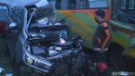 Penampakan Mobil Ringsek yang Seruduk Truk di Tol Pemalang