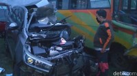 Kasi Pelayanan Lalulintas PBTR Nurudin Zakaria kepada detikcom mengatakan, kecelakaan itu berawal saat Kijang Innova B 1354 COP, yang dikemudikan Topan Afrizal (22) warga Batubantar, Cimanuk, Pandeglang melaju di jalur A dari arah Jakarta ke Semarang. Diduga Topan dalam kondisi mengantuk sehingga menyeruduk truk tronton di depannya.