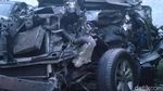 Penampakan Mobil Ringsek yang Seruduk Truk di Tol Pemalang