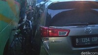Mobil berpenumpang empat orang dengan sopir itu ternyata berencana untuk takziah di Pekalongan. Hal ini disampaikan keluarga korban bernama Edi (38).