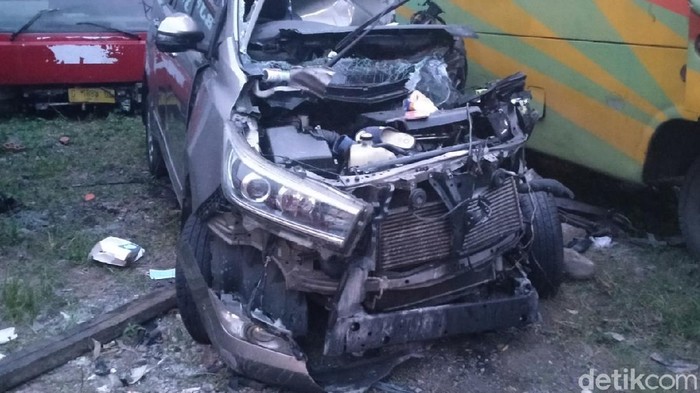 Satu unit mobil menyeruduk truk tronton di Tol Pemalang-Batang KM 318+600. Mobil mengalami kerusakan parah.