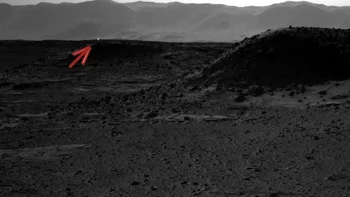 Robot Curiosity menangkap foto yang terlihat seperti cahaya terang di ufuk Mars. Ini bukan tanda aktivitas alien, ilmuwan NASA mengatakan cahaya ini kemungkinan tercipta karena sinar kosmik. Foto: NASA/JPL