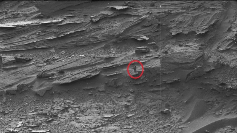 penampakan objek aneh di Mars