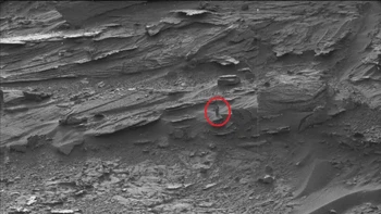 Robot Curiosity menangkap foto objek yang terlihat seperti perempuan di permukaan Mars. Tentu saja ini hanya bebatuan Mars yang digabung dengan imajinasi menjadikannya terlihat seperti manusia. Foto: NASA/JPL