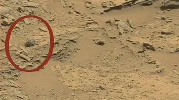 Dilihat seksama, objek di atas terlihat mirip seperti Bigfoot atau Sasquatch. Padahal foto yang diambil robot Curiosity ini hanya memperlihatkan bebatuan Mars. Foto: NASA/JPL-Caltech/MSSS