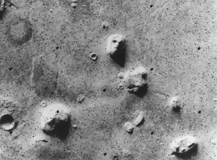 penampakan objek aneh di Mars