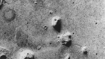 Salah satu penampakan yang paling terkenal adalah wajah di Cydonia. Wajah ini ditangkap oleh kamera Viking 1 Orbiter yang mengorbit di Mars. Wujudnya yang sangat mirip wajah pria membuat banyak orang percaya wajah ini dibangun oleh alien. Foto: NASA