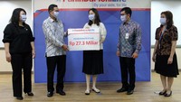 Presiden Direktur PT Panin Dai-ichi Life Fadjar Gunawan (kedua kiri), didampingi  Head of Distribution and Training Bancassurance Hendrawati Subali (kiri), Branch Manager Panin Bank KCU Pecenongan Andrew Tanuwijaya (kedua kanan), Business Banking Manager Panin Bank KCU Pecenongan Euis Mintarsih (kanan) secara simbolis menyerahkan klaim meninggal dunia kepada ahli waris yang memiliki salah satu produk asuransi jiwa Panin Dai-ichi Life yang dipasarkan melalui Panin Bank, yakni Panin Premier Protection dengan total manfaat pertanggungan sebesar Rp 27,3 miliar dan manfaat tambahan program Covid-19 sebesar Rp 100 juta di Jakarta, Kamis (18/6). Foto: dok. Panin Dai Ichi Life