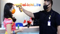 Di tengah pandemi Corona, Panin Dai-ichi Life bersama dengan mitra bisnis Panin Bank terus berupaya memberikan layanan yang prima kepada nasabah dengan tetap melakukan pelayanan yang menerapkan protokol kesehatan ketat. Salah satu buktinya adalah dengan adanya pembayaran klaim meski kondisi seperti ini. Foto: dok. Panin Dai Ichi Life