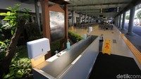 Kini stasiun yang terletak di Jakarta Pusat itu telah menerapkan protokol kesehatan. Tempat untuk mencuci tangan tersedia di area stasiun.