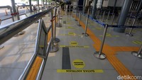 PT KAI juga menerapkan jaga jarak bagi para penumpang yang antre memasuki Stasiun Pasar Senen.