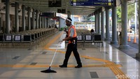 Kini petugas juga sesering mungkin membersihkan area stasiun.