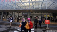 Sejumlah penumpang kereta api meninggalkan Stasiun Pasar Senen, Jakarta, Kamis (18/6/2020).