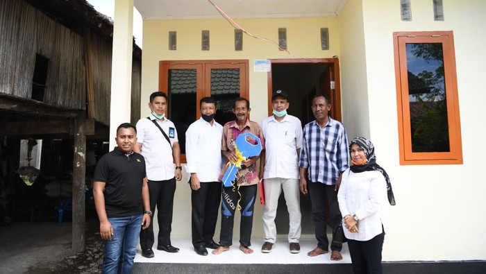 Penyerahan rumah layak huni untuk warga miskin di Aceh.