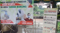 TMII dibuka kembali dengan menerapkan sejumlah protokol kesehatan. Pertama, jumlah pengunjung dibatasi hanya 50 persen dari jumlah normal yakni menjadi 20.000 orang per hari. Mereka juga wajib dicek suhu tubuhnya dan yang boleh masuk hanya bila suhunya di bawah 37,5 derajat celcius. (Foto: Putu Intan/detikcom)