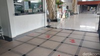 Di depan loket wahana sudah dipasangi tanda supaya pengunjung antre dengan tetap menjaga jarak. (Foto: Putu Intan/detikcom)