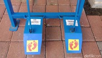 Wastafel yang dipasang juga unik. Mengandalkan teknologi sederhana, wastafel ini dioperasikan menggunakan kaki. Jika pengunjung ingin mengalirkan alir, cukup injak pedal di sebelah kiri. Sementara bila ingin mengeluarkan sabun, injak saja pedal di sebelah kanan. (Foto: Putu Intan/detikcom)