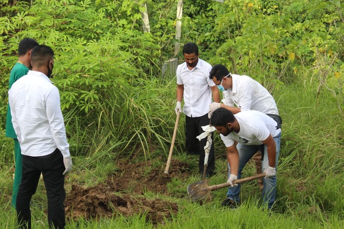 Personel kepolisian di Aceh bantu proses pemakaman pasien Corona (dok. Istimewa)