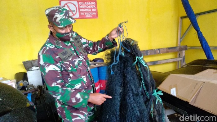 Petugas TNI AL menunjukan jaring yang digunakan nelayan untuk menangkap baby lobster tanpa izin di Pangandaran.
