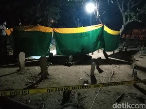 Polisi Selidiki Pengubur Kain Kafan-Foto Cewek Misterius di Makam Kudus