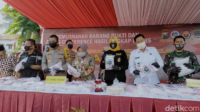 Polrestabes Surabaya memusnahkan barang bukti narkoba senilai Rp 145 miliar. Barang bukti tersebut merupakan hasil ungkap Satresnarkoba mulai Desember 2019 hingga Mei 2020.