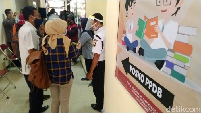 Posko pengaduan Penerimaan Peserta Didik Baru (PPDB) SMA/SMK Jawa Tengah ramai didatangi orang tua pendaftar yang berkeluh kesah. Mereka bergiliran masuk untuk mendapat penjelasan soal masalah yang dialami terkait PPDB Jateng.