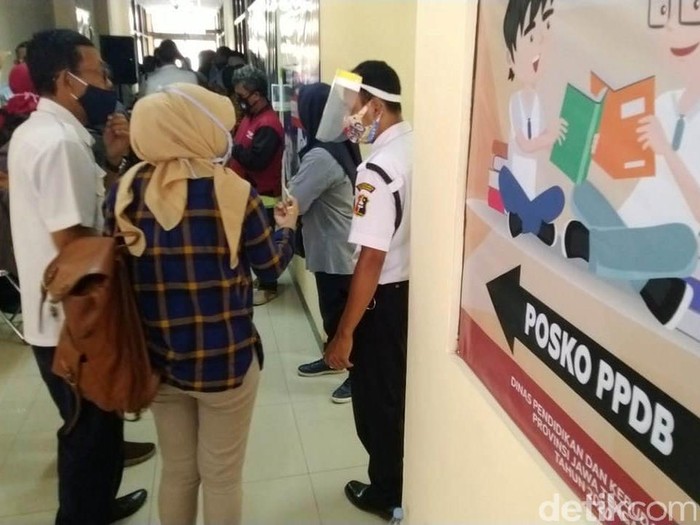 Posko pengaduan Penerimaan Peserta Didik Baru (PPDB) SMA/SMK Jawa Tengah ramai didatangi orang tua pendaftar yang berkeluh kesah. Mereka bergiliran masuk untuk mendapat penjelasan soal masalah yang dialami terkait PPDB Jateng.