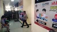 Semakin siang, orangtua siswa yang datang semakin bertambah. Petugas keamanan juga berkali-kali mengingatkan soal jaga jarak. Beberapa keluhan orangtua antara lain soal Kartu Keluarga (KK), zonasi, dan juga tidak bisa mengakses tombol pilih sekolah jalur zonasi pada laman pendaftaran PPDB Jateng di https://ppdb.jatengprov.go.id/.