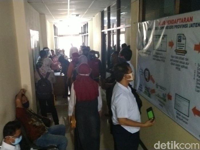 Posko Pengaduan PPDB Jateng di Semarang, Kamis (18/6/2020).