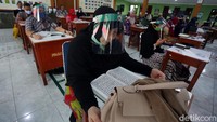 Saat ini Pemkot Bekasi melalui Dinas Pendidikan tengah mensosialiasikan pelaksanaan kegiatan belajar mengajar selama new normal ke orangtua murid hingga seluruh guru. Sehingga pelaksanaan pencegahan dan pengendalian Covid-19 bisa diterapkan selama proses belajar mengajar dimulai oleh siswa maupun guru.