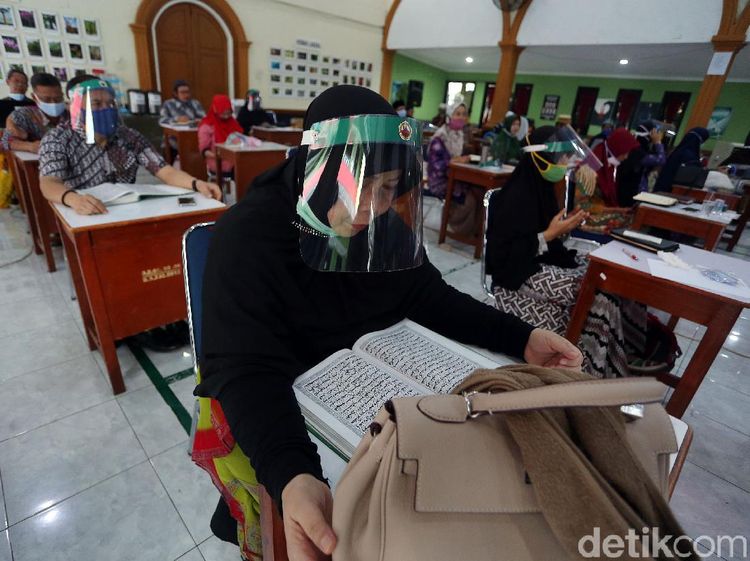 Para Guru Kompak Pakai Face Shield Saat Raker