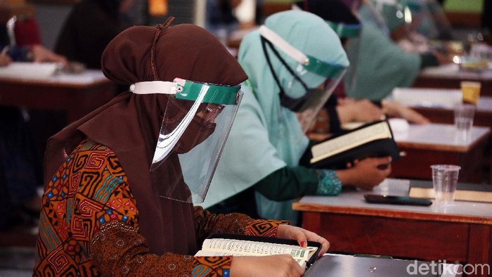 Begini penerapan New Normal di SMA SMA Islam PB Soedirman Kota bekasi, Jawa Barat, Kamis (18/06/2020). Para guru memakai pelindung wajah (Face Shield) saat mengikuti rapat kerja (Raker) persiapan Tahun Ajaran Baru 2020/2021.