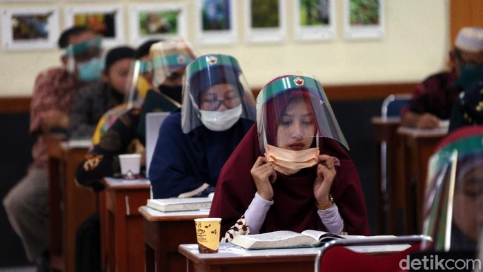 Begini penerapan New Normal di SMA SMA Islam PB Soedirman Kota bekasi, Jawa Barat, Kamis (18/06/2020). Para guru memakai pelindung wajah (Face Shield) saat mengikuti rapat kerja (Raker) persiapan Tahun Ajaran Baru 2020/2021.