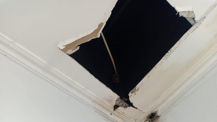 Potret plafon kamar mandi RS yang dijebol pasien Corona (dok. Istimewa)