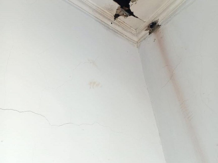Potret plafon kamar mandi RS yang dijebol pasien Corona (dok. Istimewa)