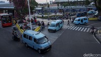 Sebelum adanya penataan stasiun, kondisi lalu lintas di kawasan sekitar stasiun kerap mengalami kemacetan akibat tidak teraturnya moda lanjutan di masing-masing stasiun. Hal ini diperparah dengan kehadiran pedagang kaki lima yang kurang tertata di sekitar area stasiun. Rifki Nugroho/detikcom.
