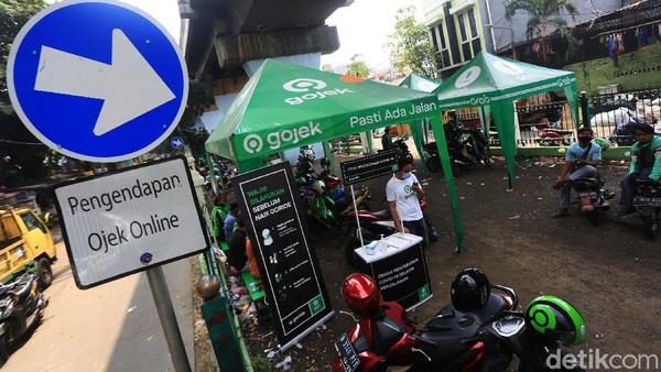 Stasiun-stasiun ini juga sudah terintegrasi dengan transportasi ojek online. Agung Pambudhy/detikcom. Stasiun-stasiun ini juga sudah terintegrasi dengan transportasi ojek online. Agung Pambudhy/detikcom.