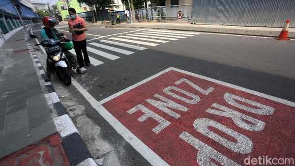 Sebelum pandemi Covid-19, rata-rata volume penumpang di Stasiun Tanah Abang adalah 40 ribu penumpang per hari, Sudirman 25 ribu penumpang per hari, Pasar Senen 15 ribu penumpang per hari, dan Stasiun Juanda 14 ribu penumpang per hari. Agung Pambudhy/detikcom. Sebelum pandemi Covid-19, rata-rata volume penumpang di Stasiun Tanah Abang adalah 40 ribu penumpang per hari, Sudirman 25 ribu penumpang per hari, Pasar Senen 15 ribu penumpang per hari, dan Stasiun Juanda 14 ribu penumpang per hari. Agung Pambudhy/detikcom.