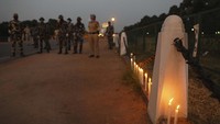 Militer India semula mengatakan, tiga tentaranya tewas dalam bentrokan tersebut. Namun, para perwira India belakangan menyebutkan, sejumlah serdadu yang cedera telah meninggal akibat luka-luka yang mereka derita. AP Photo/Manish Swarup.
