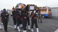 Tentara India membawa peti mati rekan mereka Sunil Kumar yang terbunuh dalam konfrontasi dengan tentara Tiongkok di wilayah Ladakh, ketika mayat itu dibawa ke bandara Jai Prakash Narayan. AP Photo/Aftab Alam Siddiqui.