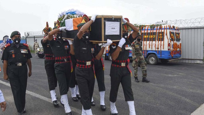 Potret Tentara India yang Tewas dalam Bentrok dengan China Indian policemen who are deployed anticipating protests outside the Chinese embassy take briefing from their superior officers in New Delhi, India, Wednesday, June 17, 2020. Twenty Indian troops were reportedly killed, in the clash in the Ladakh region late Monday that was the first deadly confrontation on the disputed border between India and China since 1975. (AP Photo/Manish Swarup)