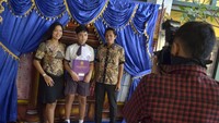 Siswa kelas VI ini pun berfoto dengan orang tuanya usai mengambil dokumen kelulusan di SD Widiatmika, Jimbaran, Badung, Bali, Kamis (18/6/2020). Tentunya tetap dengan menerapkan protokol kesehatan yang ketat.