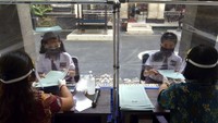 Pengambilan dokumen kelulusan berupa Surat Keterangan Lulus dan Surat Keterangan Hasil Ujian Sekolah yang mengharuskan kehadiran siswa ke sekolah untuk melakukan cap tiga jari tersebut menerapkan berbagai protokol kesehatan seperti pemeriksaan suhu tubuh dan penggunaan hand sanitizer bagi siswa dan orang tua, penggunaan alat pelindung diri bagi guru dan karyawan serta pemasangan pembatas plastik yang membatasi jarak guru dan siswa untuk mencegah penyebaran COVID-19.