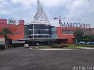 Brukkk! Atap Plafon di Margo City Depok Ambruk, Polisi Cek TKP