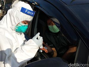 Ratusan Wajib Pajak Jalani Rapid Test Drive Thru di Samsat Bandung