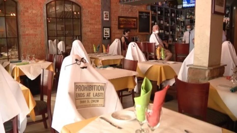 Restoran pakai hantu untuk social distancing