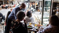 Mereka kedatangan banyak pelanggan yang rindu makan bersama di restoran langganan mereka. (AFP)