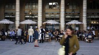 Meskipun begitu, menurut salah satu pemilik restoran mengatakan bahwa akan membutuhkan waktu lama untuk kembali pulih. Pemerintah telah membayarkan sebagian besar gaji karyawan sejak lockdown untuk menghindari PHK. (AP)