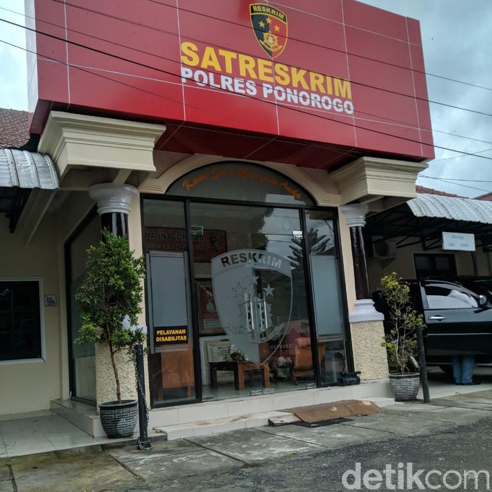 Seorang pria menyodomi remaja laki-laki di Ponorogo. Selain itu, pria yang tidak tertarik pada lawan jenis ini juga mencabuli 6 remaja lainnya.